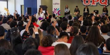 Capacita Secretaría de las Mujeres a estudiantes de la UPQ