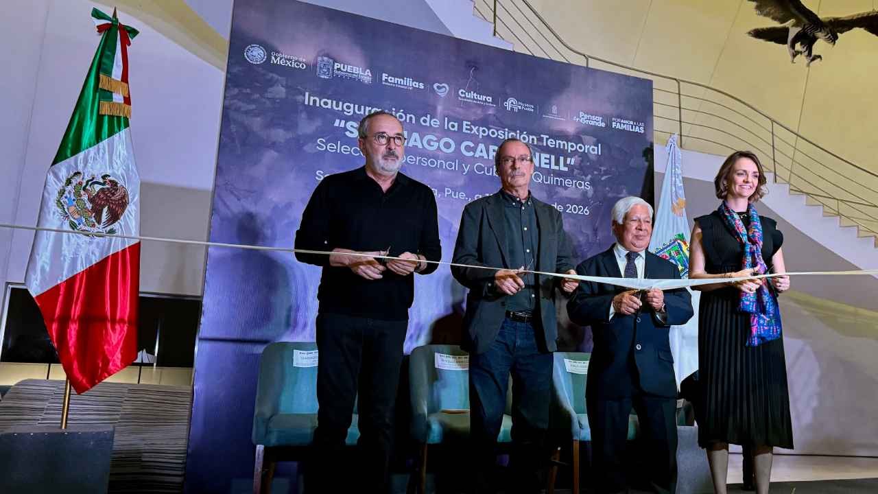 Inaugura López Birlain en Puebla exposición de Santiago Carbonell