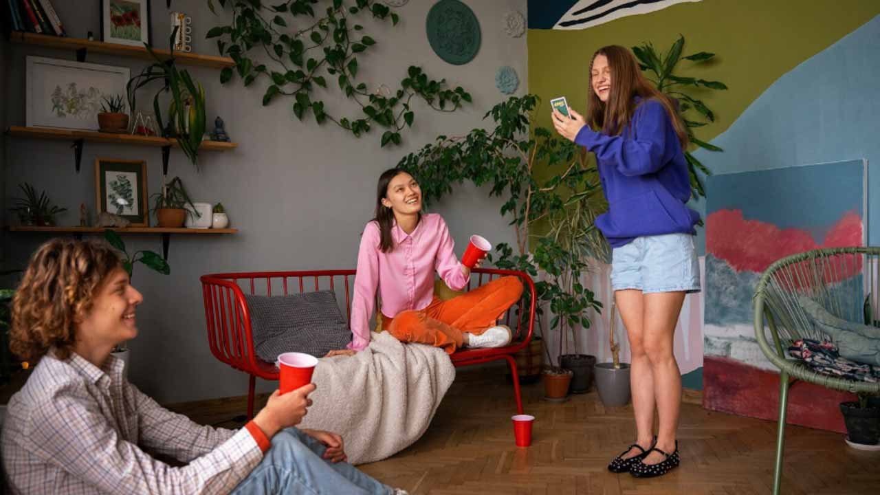 Generación Z ahorra por miedo, pero gasta para sentirse bien