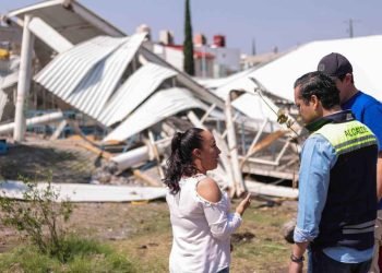 Chepe Guerrero supervisa retiro de arcotecho colapsado por los fuertes vientos y lluvias; anuncia su reconstrucción