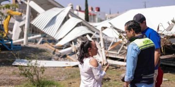 Chepe Guerrero supervisa retiro de arcotecho colapsado por los fuertes vientos y lluvias; anuncia su reconstrucción