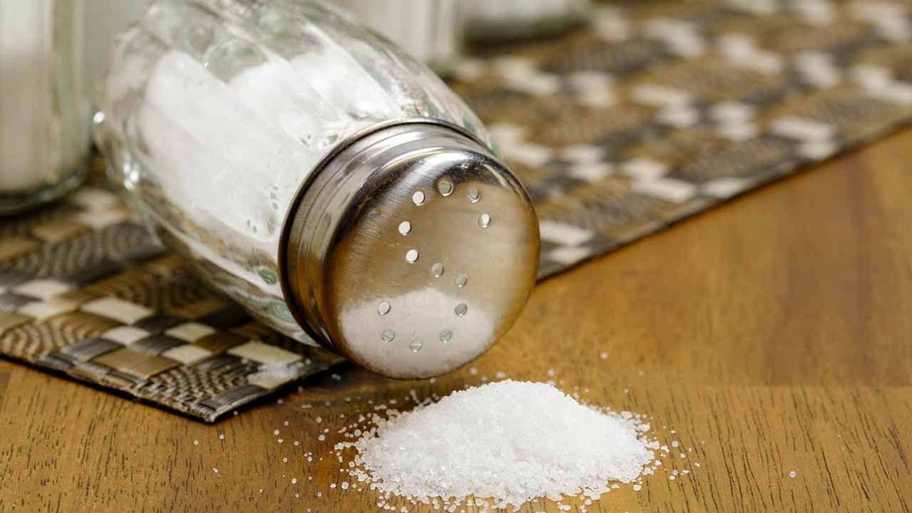 El sodio no solo se encuentra en el salero, también en alimentos no tan salados